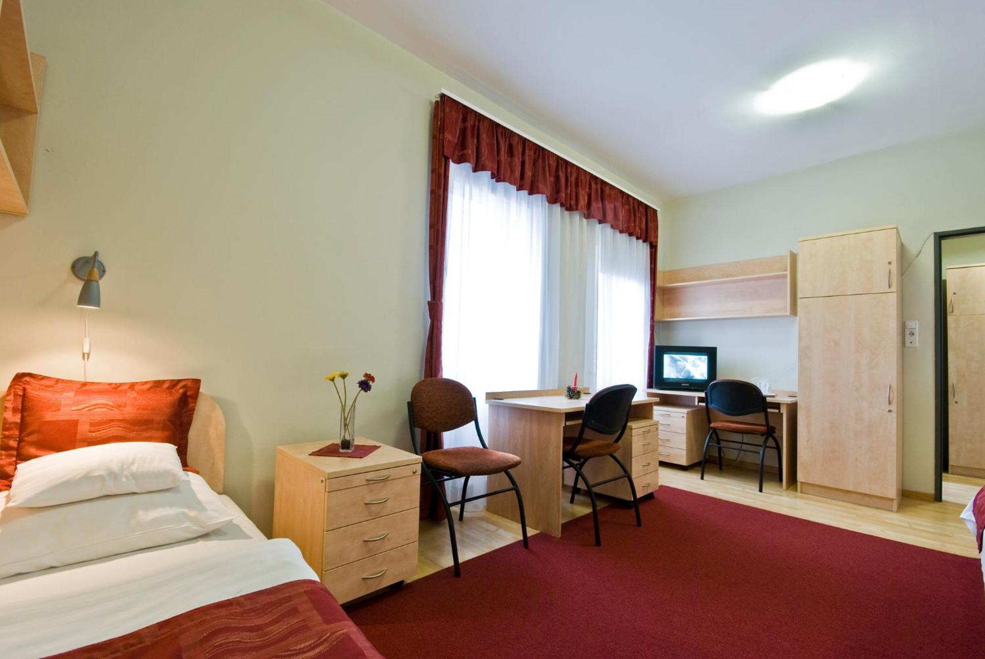 Hotel Kerpely Dunaújváros Esterno foto