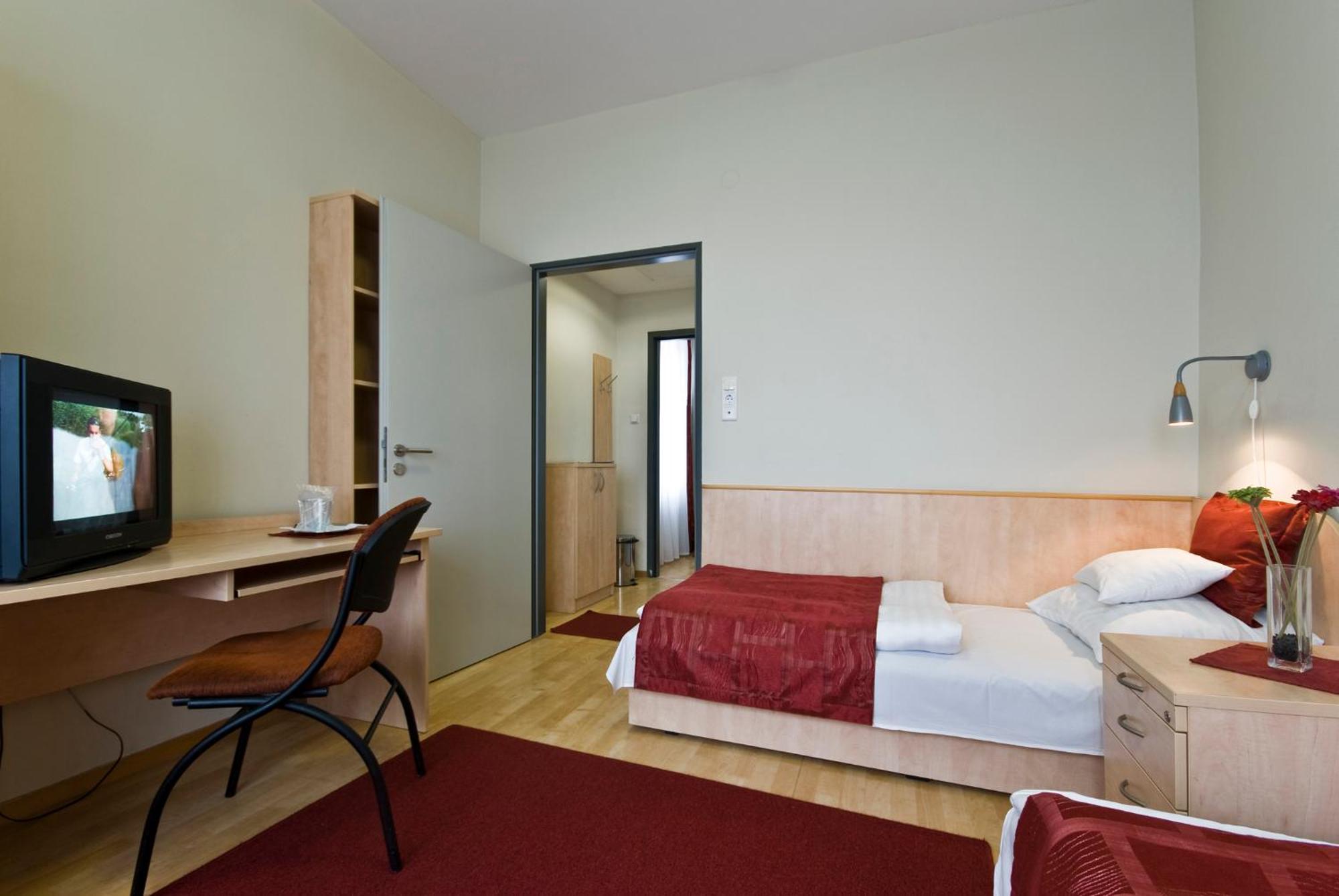 Hotel Kerpely Dunaújváros Esterno foto