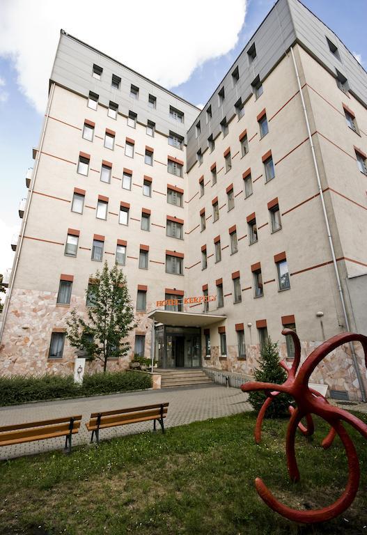 Hotel Kerpely Dunaújváros Esterno foto